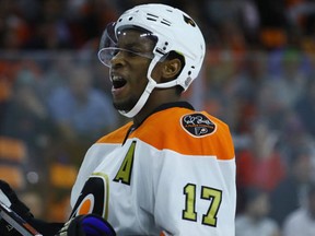 Wayne Simmonds of the Philadelphia Flyers speaks with a referee during a play stoppage against the Anaheim Ducks at the Wells Fargo Center on October 20, 2016 in Philadelphia, Pennsylvania. (Bruce Bennett/Getty Images)