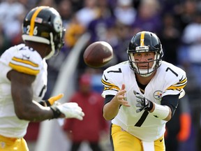 Quarterback Ben Roethlisberger of the Pittsburgh Steelers tosses the ball to teammate running back Le'Veon Bell against the Baltimore Ravens in the second quarter at M&T Bank Stadium on Nov. 6, 2016 in Baltimore. (Rob Carr/Getty Images)