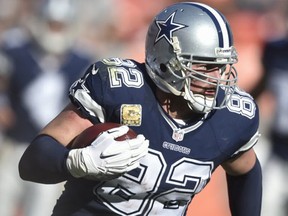 Dallas Cowboys tight end Jason Witten carries during the team's NFL football game against the Cleveland Browns in Cleveland.  (AP Photo/David Richard, File)