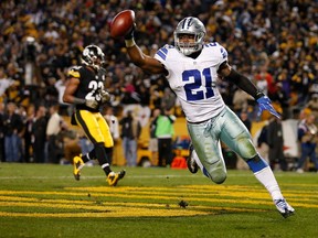 Ezekiel Elliott  of the Dallas Cowboys celebrates his 32-yard rushing touchdown in the fourth quarter during the game against the Pittsburgh Steelers at Heinz Field on November 13, 2016 in Pittsburgh, Pennsylvania. (Justin K. Aller/Getty Images)