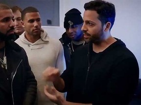 David Blaine performs some magic with Drake. (YouTube screengrab)