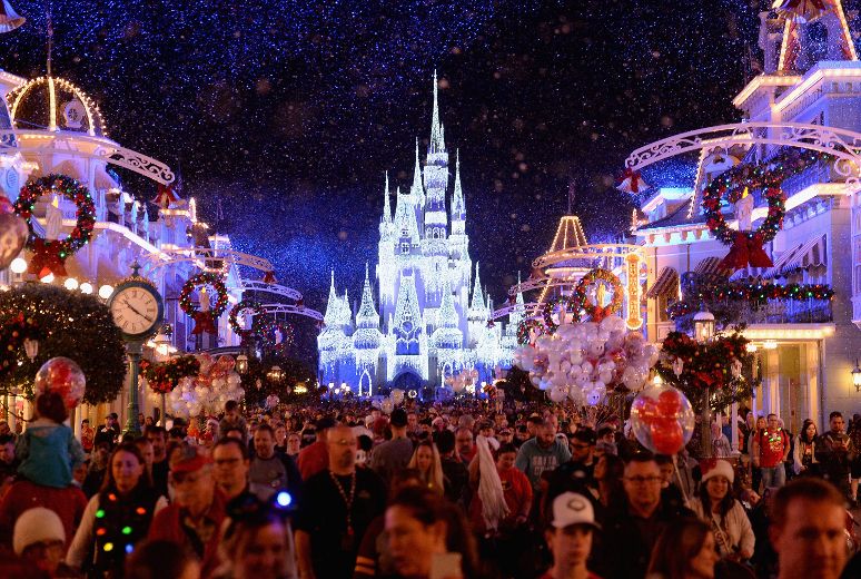 Disney World using 300 drones in new holiday light show | Toronto Sun