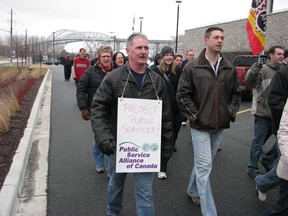 Blue Water Bridge workers are holding a rally Friday. (Observer file photo)