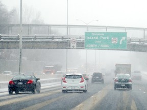 Traffic in the snow on the 417 west bound Monday. Jean Levac /Postmedia