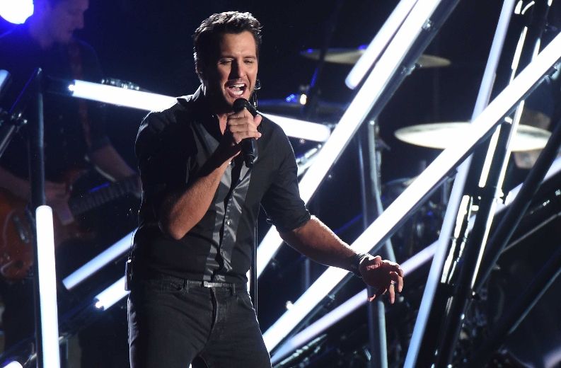 Luke Bryan slaps rude fan in face Toronto Sun