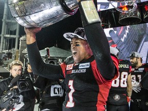 Redblacks QB Henry Burris celebrates with the Grey Cup. (Craig Robertson/Postmedia Network)