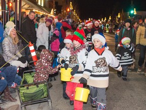 PAM DOYLE Postmedia Network
Banff Bears and Timbits help collect donations for Santas Anonymous in the annual Banff Santa Claus Parade of Lights on Banff Avenue in Banff on Nov. 19.