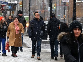 Snow falls on Yonge St. on Sunday. (DAVE ABEL, Toronto Sun)