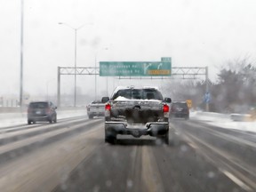 Traffic in the snow on the 417 west bound in Ottawa