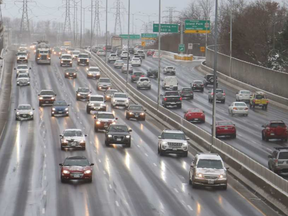 Traffic on Highway 417 eastbound near Parkdale Ave in Ottawa (Jean Levac, Postmedia)