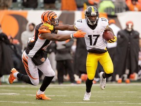 Pittsburgh’s Eli Rogers was able to hold off Cincinnati’s George Iloka on this play during Sunday’s comeback win for the Steelers. (GETTY IMAGES)