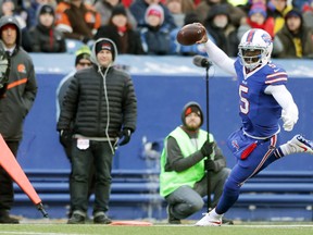 Tyrod Taylor of the Buffalo Bills runs the ball against the Cleveland Browns during the second half at New Era Field on Dec. 18, 2016 in Orchard Park, New York. (Brett Carlsen/Getty Images)