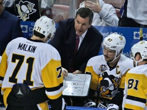 Pittsburgh Penguins head coach Mike Sullivan talks with his players during an NHL game on Dec. 8, 2016, in Sunrise, Fla. (AP Photo/Lynne Sladky)