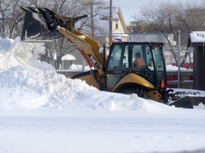 At least one Sun reader thinks the city did a poor job of clearing snow following the holiday storm earlier this week. (CHRIS PROCAYLO/WINNIPEG SUN FILE PHOTO)