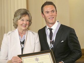 Lt. Gov. Janice Filmon (left) presents the Order of Manitoba to Jonathan Toews in 2015. (Brian Donogh/Winnipeg Sun file photo)