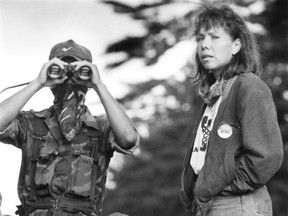 Mohawk spokesperson Ellen Gabriel, right, looks down from the barricade in Kanesatake in the summer of 1990. (John Kenney/THE GAZETTE)