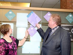 Sam Bruno PET Steering Committee member Brenda Tessaro and Alex Patterson, chair of the Health Sciences North Foundation board, unveil a crystal recognizing the donation of $50,000 made to the PET Scan fund by the HSNF on Tuesday. (Gino Donato/Sudbury Star)