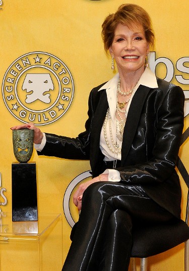 Actress Mary Tyler Moore poses with her Life Achievement Award from the Screen Actors Guild backstage at the 18th Annual Screen Actors Guild Awards at The Shrine Auditorium on January 29, 2012 in Los Angeles, California. (Photo by Kevork Djansezian/Getty Images)
