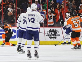Wayne Simmonds of the Philadelphia Flyers celebrates his goal against the Toronto Maple Leafs during the first period at Wells Fargo Center on Jan. 26, 2017 in Philadelphia. (Patrick Smith/Getty Images)