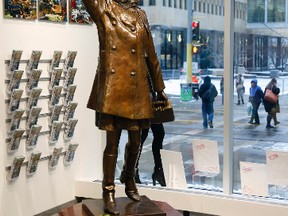 In this Jan. 25, 2017, file photo, a single rose sits by the life-size bronze statue of Mary Tyler Moore at the Minneapolis Visitor Center. Gwendolyn Gillen, a Wisconsin artist whose bronze sculpture of Mary Tyler Moore tossing her hat became a downtown Minneapolis landmark, died Friday, Jan. 27. She was 76. (AP Photo/Jim Mone, File)