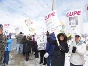 Sudbury hospital laundry workers members of the of Canadian Union of Public Employees (CUPE) 2847 and supporters rally in front of Health Sciences North in Sudbury, Ont. on Wednesday February 1, 2017. Gino Donato/Sudbury Star/Postmedia Network