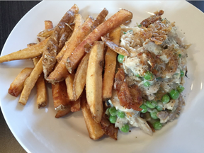 Hot chicken sandwich at Le Macon Pub (Peter Hum, Postmedia)