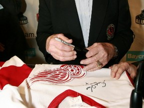 Hockey legend Gordie Howe autographs a jersey to raise funds for Dementia research. Mark O'Neill/Toronto Sun files