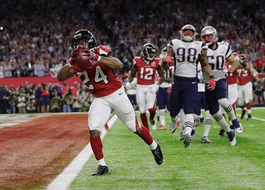Atlanta Falcons' Devonta Freeman runs for a touchdown during the first half of the NFL Super Bowl 51 football game against the New England Patriots Sunday, Feb. 5, 2017, in Houston. (AP Photo/Mark Humphrey) ORG XMIT: NFL171