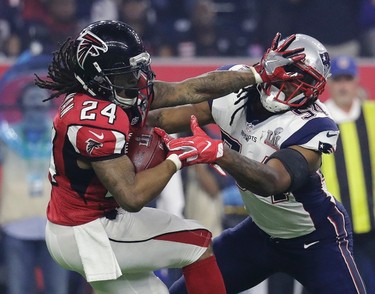 Atlanta Falcons' Devonta Freeman runs against New England Patriots' Dont'a Hightower during the second half of the NFL Super Bowl 51 football game Sunday, Feb. 5, 2017, in Houston. (AP Photo/Eric Gay) ORG XMIT: NFL257