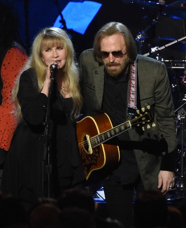 Tom Petty (R) and Stevie Nicks perform during the 2017 MusiCares Person of the Year, honouring Tom Petty, in Los Angeles on Feb. 10, 2017.  (ROBYN BECK/AFP/Getty Images)