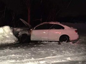 Last night, a 24 year old male driver, who wanted to free his vehicle from a snow bank and who did not want to wait for the towing, decided to use an unorthodox method to achieve his goal.