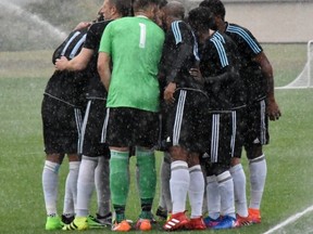 Minnesota United FC huddle up amidst a downpour during yesterday’s game against Toronto FC. (MINNESOTA UNITED FC/PHOTO)