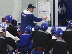 Toronto Maple Leafs coach Mike Babcock sets the plays at practice on Friday, February 17, 2017. (Jack Boland/Toronto Sun)