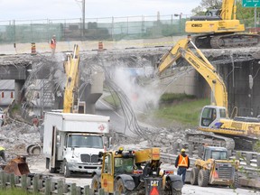 Construction work on Jameson Bridge, above the Gardiner Expressway in downtown Toronto. (Toronto Sun Files)