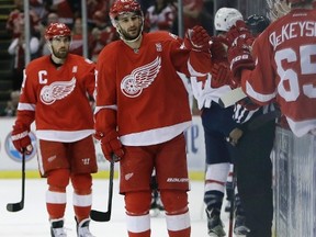 Detroit Red Wings centre Frans Nielsen is congratulated by teammates after scoring against the Washington Capitals on Feb. 18, 2017. (CARLOS OSORIO/AP)