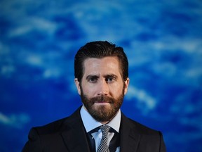 Jake Gyllenhaal poses during a photocall for his new film 'Life' in Paris on March 13, 2017. / AFP PHOTO / ALAIN JOCARD