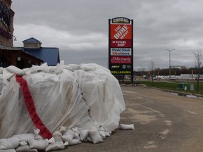 The city of Brandon is better prepared to deal with a rising Assiniboine River than it was in 2011 when so-called "super sandbags" were needed. (Jillian Austin/Winnipeg Sun file)