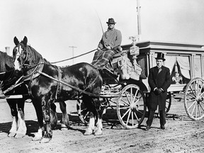 View of Jacques funeral homes horse-drawn hearse, Calgary, Alberta. Hearse belonged to Jacques Funeral Homes. G.L. Jacques is standing.
Date: cira 1916-1918
Photo: Courtesy, Glenbow Archives -- NA-1225