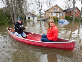 Liz Smart gets a ride from James Taylor as she goes to check out her house Tuesday, May 9, 2017 in Deux-Montagnes, Quebec. (THE CANADIAN PRESS/Ryan Remiorz)