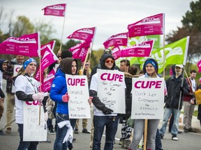 Toronto Zoo workers, members of Canadian Union of Public Employees Local 1600, walked off the job May 11, 2017. (ERNEST DOROSZUK/TORONTO SUN)