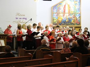 La chorale communautaire de Cochrane Community Choir as they celebrate Canada's 150.