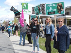 Protesters greet Ontario Premier Kathleen Wynne at the Holiday Inn in Sudbury, Ont. on Tuesday May 23, 2017. Gino Donato/Sudbury Star/Postmedia Network