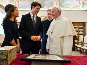 Prime Minister Justin Trudeau, centre, and his wife Sophie Gregoire-Trudeau, left, meet Pope Francis on the occasion of their private audience, at the Vatican, May 29, 2017. (Ettore Ferrari/Pool Photo via AP)