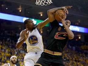 Kevin Durant of the Golden State Warriors defends Channing Frye of the Cleveland Cavaliers in Game 2 of the 2017 NBA Finals at ORACLE Arena on June 4, 2017. (Ezra Shaw/Getty Images)