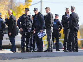 Police start their investigations outside service apartments on June 6, 2017, in Melbourne, Australia. Police are treating an incident where an armed man shot and killed a man and held a woman hostage as an act of terror. (GETTY IMAGES/PHOTO)