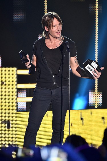 Keith Urban receives Best Male Video of the Year award onstage during the 2017 CMT Music Awards at the Music City Center on June 6, 2017 in Nashville, Tennessee.  (Photo by Michael Loccisano/Getty Images for CMT)
