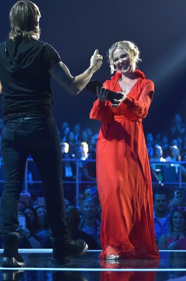 Katherine Heigl (R) presents Keith Urban (L) with an award during the 2017 CMT Music Awards at the Music City Center on June 6, 2017 in Nashville, Tennessee.  (Photo by Mike Coppola/Getty Images for CMT)