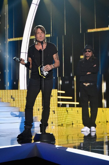 Keith Urban accepts award from Kid Rock onstage during the 2017 CMT Music Awards at the Music City Center on June 6, 2017 in Nashville, Tennessee.  (Photo by Mike Coppola/Getty Images for CMT)