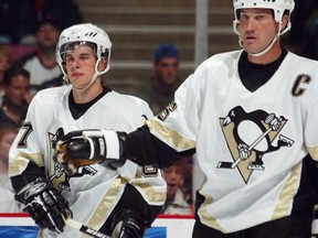 One-time teammates Sidney Crosby and Mario Lemieux are legends in Pittsburgh, but Steve Simmons says Lemieux made players around him have career years. (Getty Images/Files)