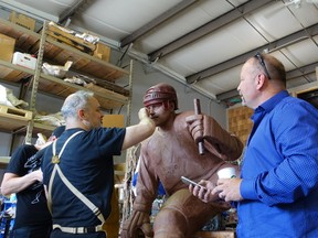 Former Maple Leafs great Wendel Clark watches as sculptor Erik Blome works on his likeness in Woodstock, Ill., on June 19, 2017. (photo courtesy Toronto Maple Leafs)